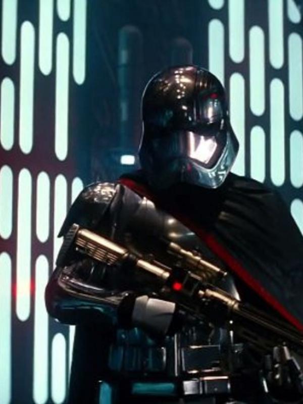 Gwendoline Christie berperan sebagai Captain Phasma di Star Wars: The Force Awakens. Foto: THR