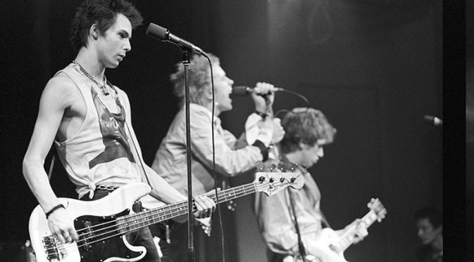 Sid Vicious manggung bareng vokalis Sex Pistols, John Lydon