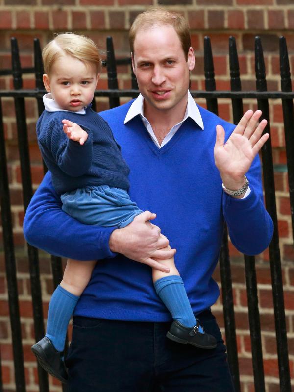 Pangeran George yang digendong sang ayah, Pangeran William tampak melambaikan tangan saat menuju Lindo Wing RS St Mary, London, Sabtu (2/5/2015). George pertamakalinya diajak bertemu adik kecilnya yang baru lahir. (REUTERS/Cathal McNaughton TPX