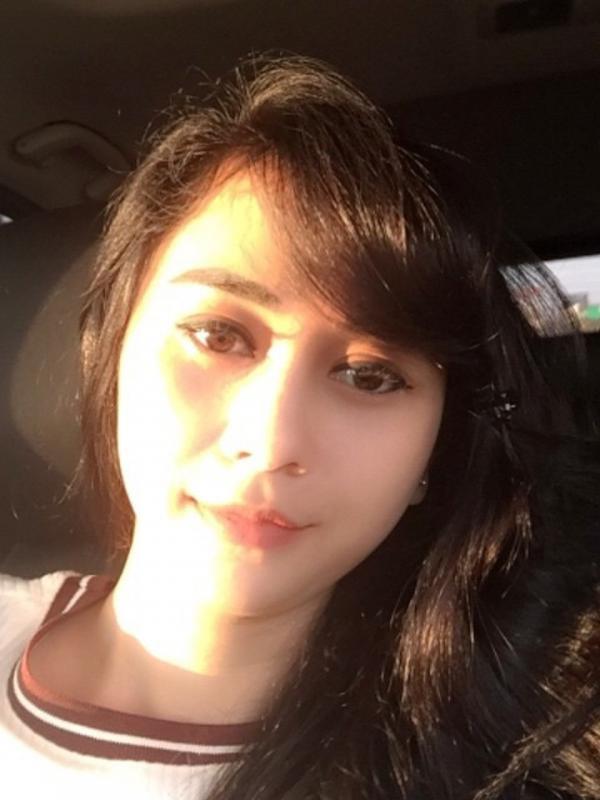 Wajah Aura kasih yang mulus terpapar sinar sang surya. (Instagram @aurakasih)