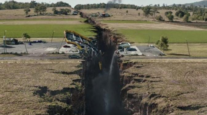 Patahan akibat gempa di film 'San Andreas'. Foto: Vidio