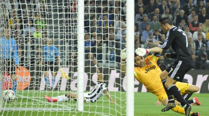 Cristiano Ronaldo tepat berada di depan gawang Juventus dan sundul bola (OLIVIER MORIN / AFP)