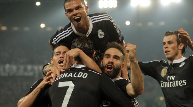 Pepe melompat girang dan menghampiri Ronaldo bersama rekannya usai cetak gol ke gawang Juventus (MARCO BERTORELLO / AFP)