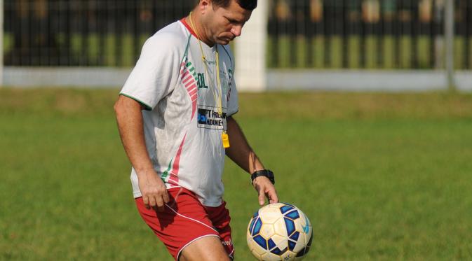 Pelatih Persipura, Oswaldo Lessa terlihat asyik memainkan bola di sela-sela latihan di Lapangan C Senayan, Jakarta, (5/5/2015). Latihan tersebut merupakan persiapan jelang AFC 2015 di Bengaluru, India, 12 Mei mendatang. (Liputan6.com/Helmi Fithriansyah)