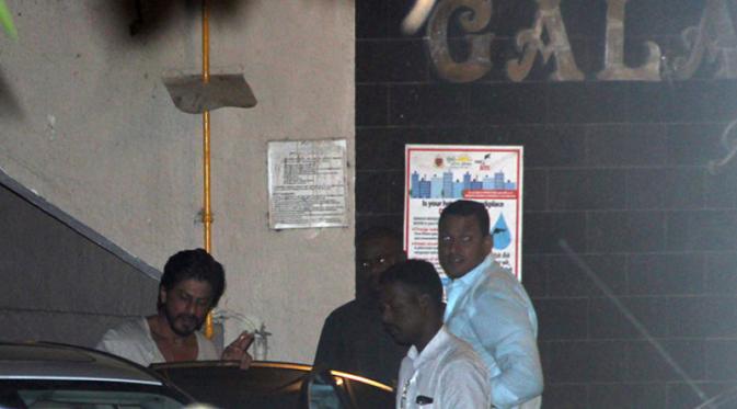 Shahrukh Khan terlihat mengunjungi apartemen Salman Khan. Foto: NDTV.com