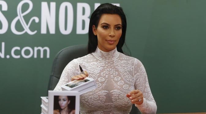 Sosialita Kim Kardashian menandatangani bukunya berjudul 