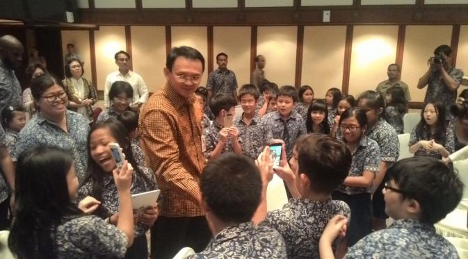 Ahok dikunjungi siswa Sekolah Global Sevila Pulomas, Jakarta Timur (Liputan6.com/Ahmad Romadoni)