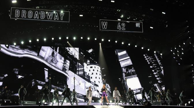 Aksi panggung Taylor Swift di Tokyo Dome, Jepang. (foto: entertainthis.usatoday)