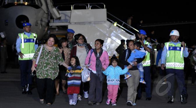 Sejumlah WNI yang selamat dari gempa Nepal tiba di Lanud Halim Perdana Kusuma, Jakarta, Rabu (6/5/2015). Sebanyak 26 WNI beserta relawan dan tim evakuasi tiba dengan pesawat Boeing 737-400 milik TNI AU. (Liputan6.com/Johan Tallo)