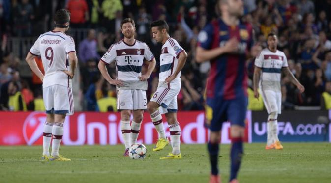 Para pemain Bayern Muenchen tertunduk lesu usai kalah 0-3 dari Barcelona pada leg pertama semifinal Liga Champions (JOSEP LAGO / AFP)