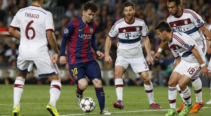 Lionel Messi dikepung empat pemain Bayern Muenchen saat laga leg pertama babak semifinal Liga Champions (Reuters / Gustau Nacarino) 