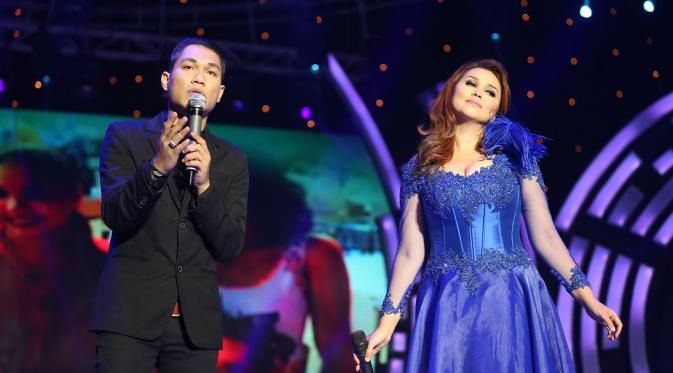 Cindy Claudia Harahap berduet bersama Rizal Armada di acara SCTV Music Awards (Foto: Wimbarsana/Bintang.com)