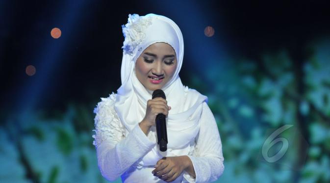 Mengenakan hijab berwarna putih, Fatin tampil dengan maksimal dan sangat keren menyenyikan lagu andalannya 