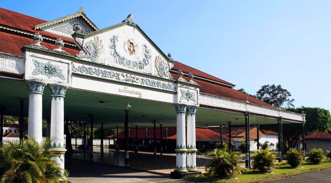Dibesarkan di lingkungan Keraton Yogyakarta  (Via: id.wikipedia.org)