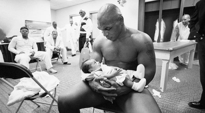 Mike Tyson bersama anak lelakinya D'Amato Tyson (Via: tuxboard.com)