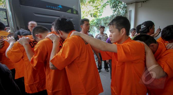 Sebanyak 19 pria asal Tiongkok diamankan Polda Metro Jaya di kawasan Cilandak Timur, Jakarta, Kamis (7/5/2015).  Mereka diduga terlibat penipuan dengan modus cyber crime. (Liputan6.com/Faizal Fanani)
