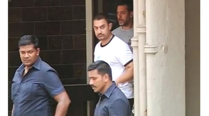 Aamir Khan terlihat mengunjungi apartemen Salman Khan setelah Salman divonis penjara selama 5 tahun. Foto: NDTV.com