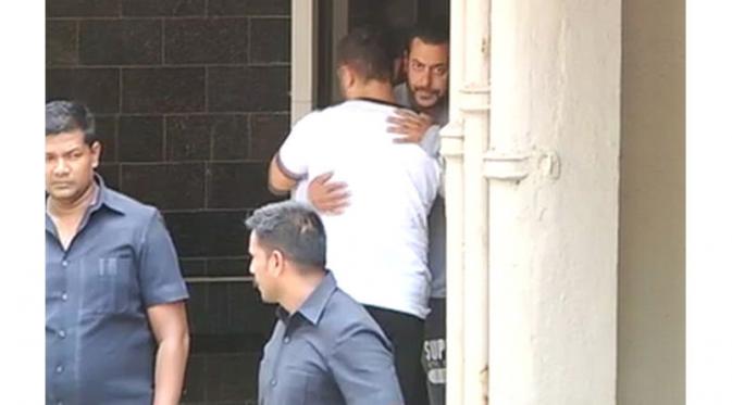 Aamir Khan terlihat mengunjungi apartemen Salman Khan setelah Salman divonis penjara selama 5 tahun. Foto: NDTV.com
