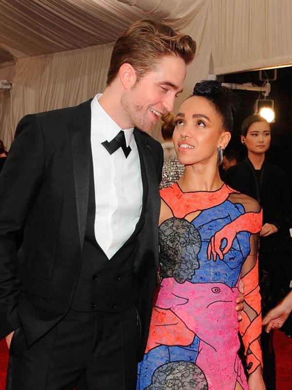 Kemesraan Robert Pattinson dan FKA Twigs di red carpet Met Gala 2015 (eonline.com)