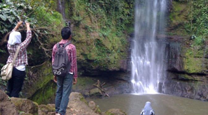 6. Wisata Air terjun  (Via: rancabolang.blogspot.com)