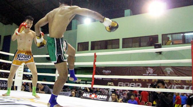 Hansin asal Zealot Muay Thai (celana kuning) berhasil mengalahkan Rangga dari Ufitness (celana hijau) dalam partai Pro-Fight di Naksoo Road to Victory 2 yang digelar pada Sabtu (9/5) malam di GOR Bulungan, Jakarta Selatan.