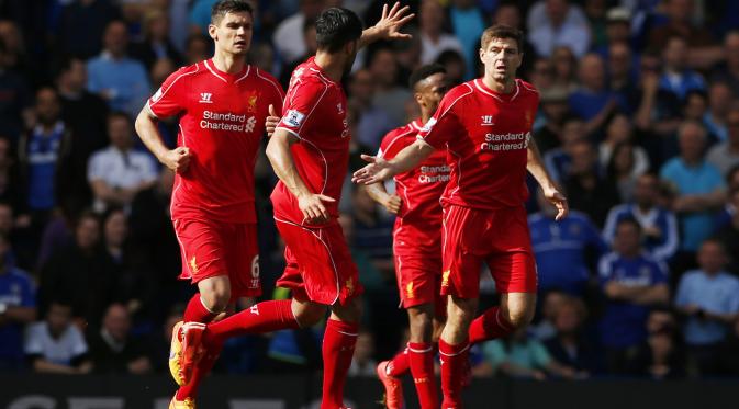 Gerrard mencetak gol penyama kedudukan ke gawang Chelsea (Reuters/John Sibley)