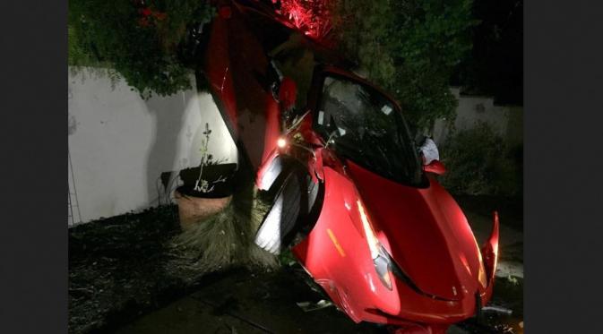 Sebuah Ferrari 458 Italia ringsek di halaman belakang salah satu keluarga di Rancho Santa Fe, California, Amerika Serikat (Foto: Fox 5).