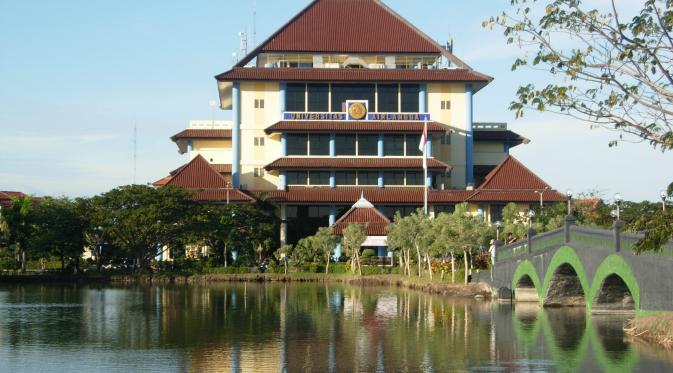 Universitas Airlangga (Via: pizna.com)