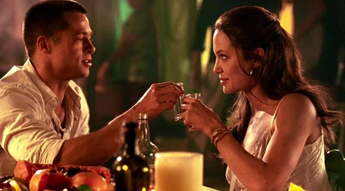 Angelina Jolie dan Brad Pitt main di Mr & Mrs Smith. Foto: via thenational.ae
