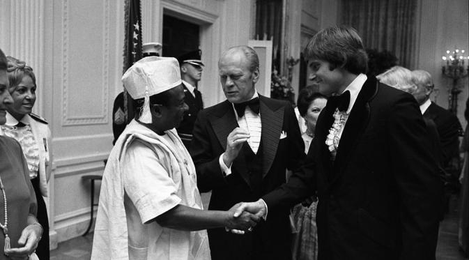 Bruce Jenner menyambut Presiden Liberia, William Tolbert di Gedung Putih (Wikipedia)
