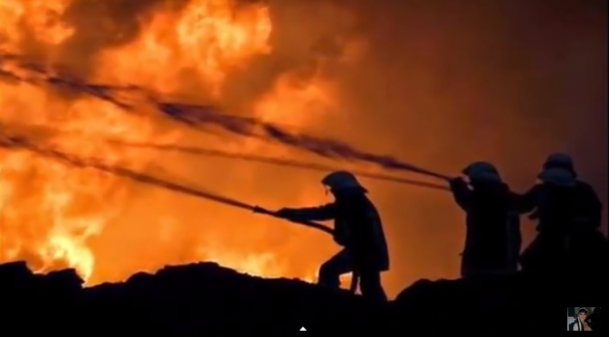 Pemadam kebakaran berusaha memadamkan api di Pasar Johar yang terbakar. (youtube)