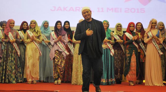 Opick menjadi salah satu mentor para finalis Puteri Muslimah Indonesia 2015. (Liputan6.com/Herman Zakharia)