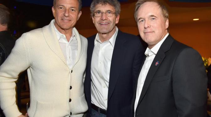 Bob Iger (CEO Disney),  Alan Horn (pimpinan Disney), Brad Bird (sutradara) [re:kiri ke kanan]. Foto: via thedisneyblog.com
