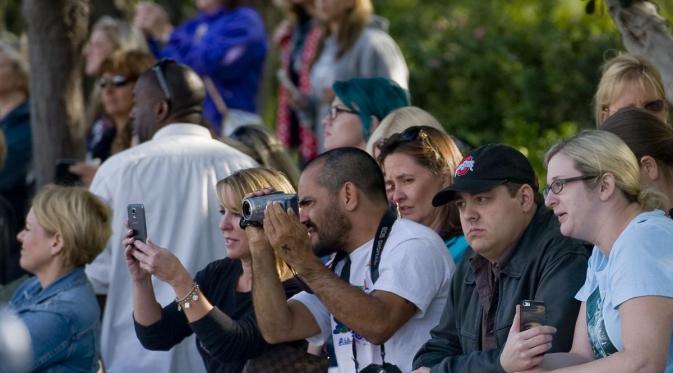 Para penonton yang hadir mengabadikan momen gala premier 'Tomorrowland'. Foto: via ocregister.com