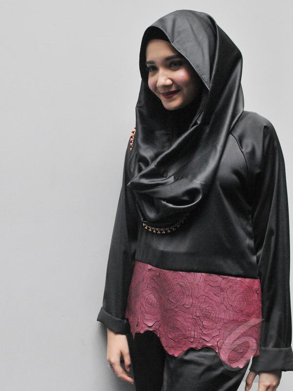 Dalam balutan hijab warna hitam senada dengan bajunya, Zaskia Sungkar sangat modis dengan gaya hijabnya. Foto diambil di SCTV Tower, Jakarta, pada 11 Mei 2015. (Liputan6.com/Herman Zakharia)