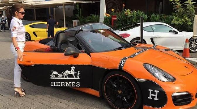 Berdasarkan kronologis pada Instagramnya, mobil ini terakhir kali dimodifikasi dengan keliran dasar oranye dan hitam di sisi mobil (Foto: Instagram barbie_bellashofie).