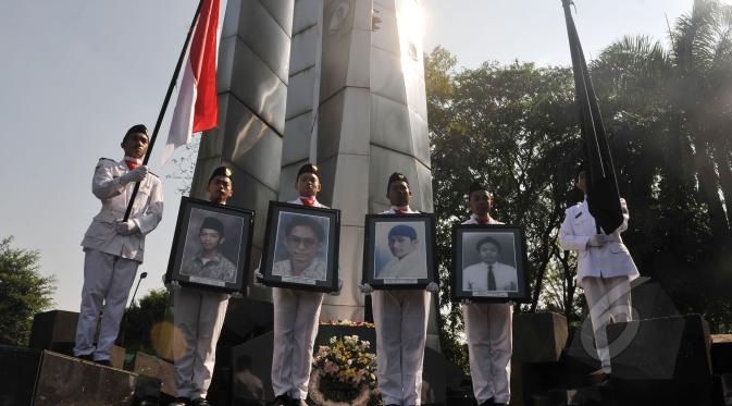 Sejumlah mahasiswa dengan foto korban tragedi Mei mengikuti peringatan 17 Tahun Tragedi 12 Mei 1998 di Universitas Trisakti, Jakarta, Selasa (12/5/2015). (Liputan6.com/Johan Tallo)