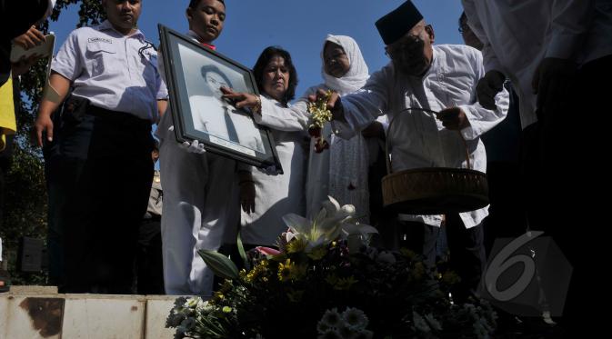 Keluarga dan mahasiswa melakukan tabur bunga dalam Peringatan 17 Tahun Tragedi 12 Mei 1998 di Universitas Trisakti, Jakarta, Selasa (12/5). Kegiatan tersebut untuk mengenang kembali empat mahasiswa Trisakti yang tewas tertembak. Liputan6.com/Johan Tallo)