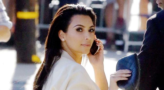 Kim Kardashian dan segala pesonanya (via dailymail.co.uk)