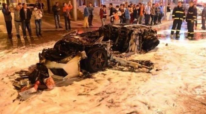 Sebuah Lamborghini Gallardo meleleh di Tiongkok. Bukan dalam arti kiasan, mobil ini benar-benar meleleh dalam arti yang sesungguhnya (Foto: globalmotors)