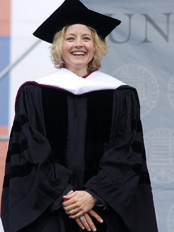 Jodie Foster saat mendapat gelar kehoramatan. (Via: librosantropologiamedica.blogspot.com)