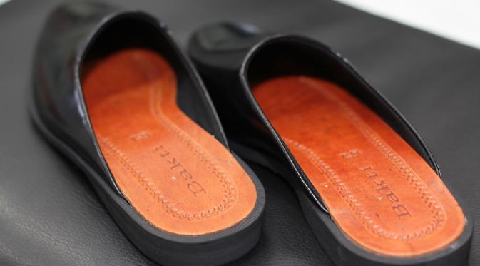 Selop yang akan digunakan Selvi-Gibran merupakan produk buatan tangan dari toko sepatu lawas di Solo.