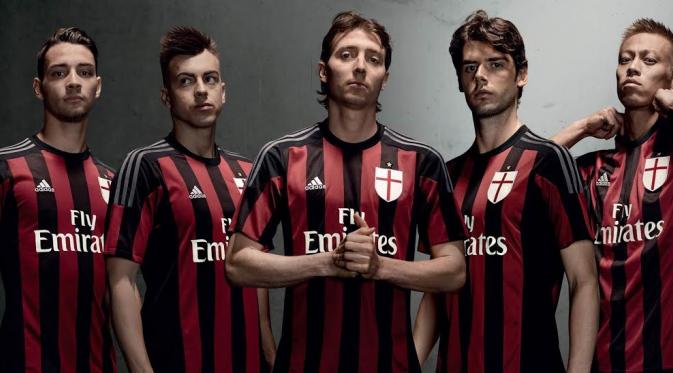 Logo AC Milan di bagian dada tetap memakai Salib St. George.