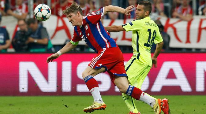 Gelandang Bayern Muenchen, Bastian Schweinsteiger (kiri) berusaha melewati bek Barcelona Jordi Alba saat leg kedua semifinal Liga Champions di Allianz Arena, Jerman, Rabu (13/5/2015). Bayern Muenchen menang 3-2 atas Barcelona. (Reuters/Albert Gea)