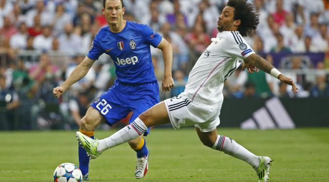 Marcelo dibayangi Lichsteiner  (Reuters / Tony Gentile)