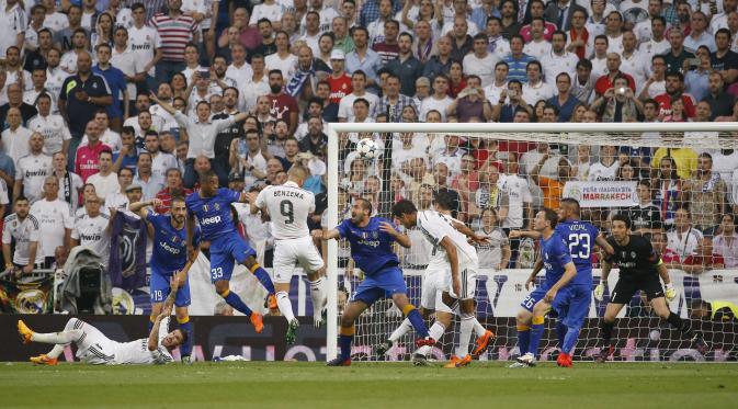 Real Madrid's Karim Benzema heads at goal Reuters / Paul Hanna