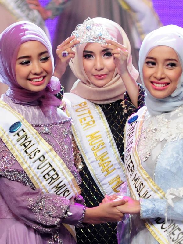 Nesa Aqila Herryanto Putri (kiri) dan Inka Noor Aulia saat detik-detik penentuan sebagai juara pada malam puncak ajang Putri Muslimah Indonesia 2015, Jakarta, Rabu (13/5) malam. (Liputan6.com/Faisal R Syam)