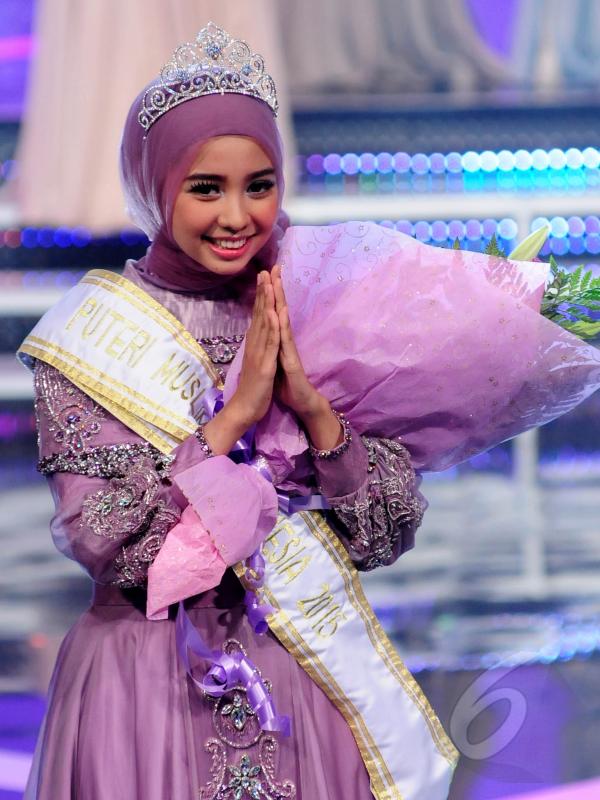 Finalis asal Medan, Nesa Aqila Herryanto Putri usai dinobatkan sebagai Putri Muslimah Indonesia 2015 di Studio 6 Emtek City, Jakarta, Rabu (13/5) malam. (Liputan6.com/Faisal R Syam)