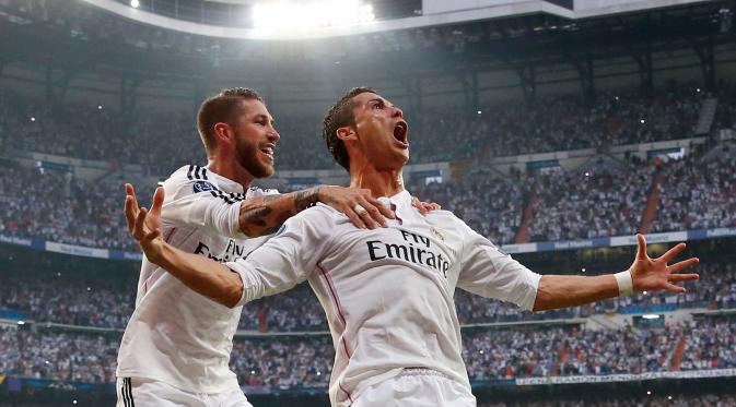 Penyerang Real Madrid, Cristiano Ronaldo melakukan selebrasi usai mencetak gol ke gawang Juventus saat leg kedua semifinal Liga Champions di Stadion Santiago Bernabeu, Kamis (14/5/2015). Real Madrid bermain imbang 1-1 atas Juventus. (Reuters/Juan Medina)