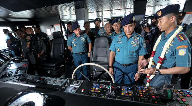 KSAL Laksamana TNI Ade Supandi (kedua kanan) saat meninjau fasilitas kemudi kapal survei milik TNI AL, KRI Rigel 933 di Dermaga JICT II, Pelabuhan Tanjung Priok, Jakarta, Jumat (15/5/2015). (Liputan6.com/Faizal Fanani)